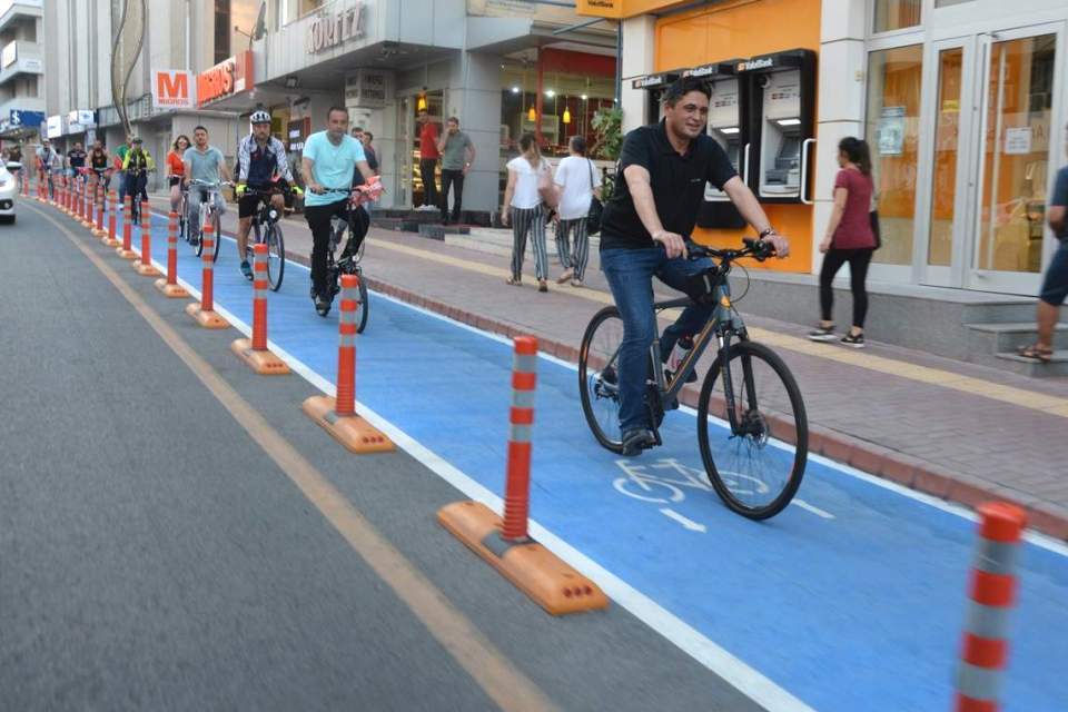 Otoyolların Kenarına ve Şehirdeki caddelere Bisiklet yolu yapılsın mı?